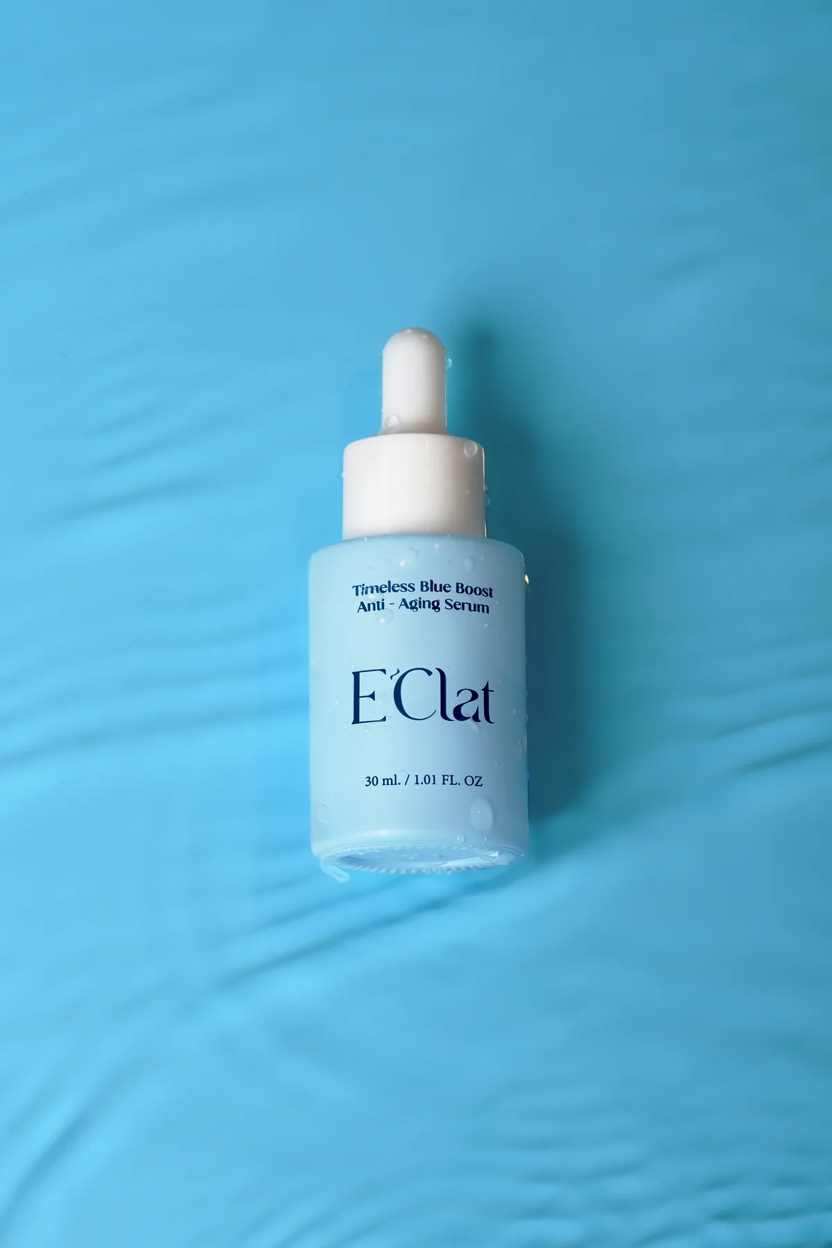 E'Clat Timeless Blue Boost Serum บนผิวน้ำสีฟ้า